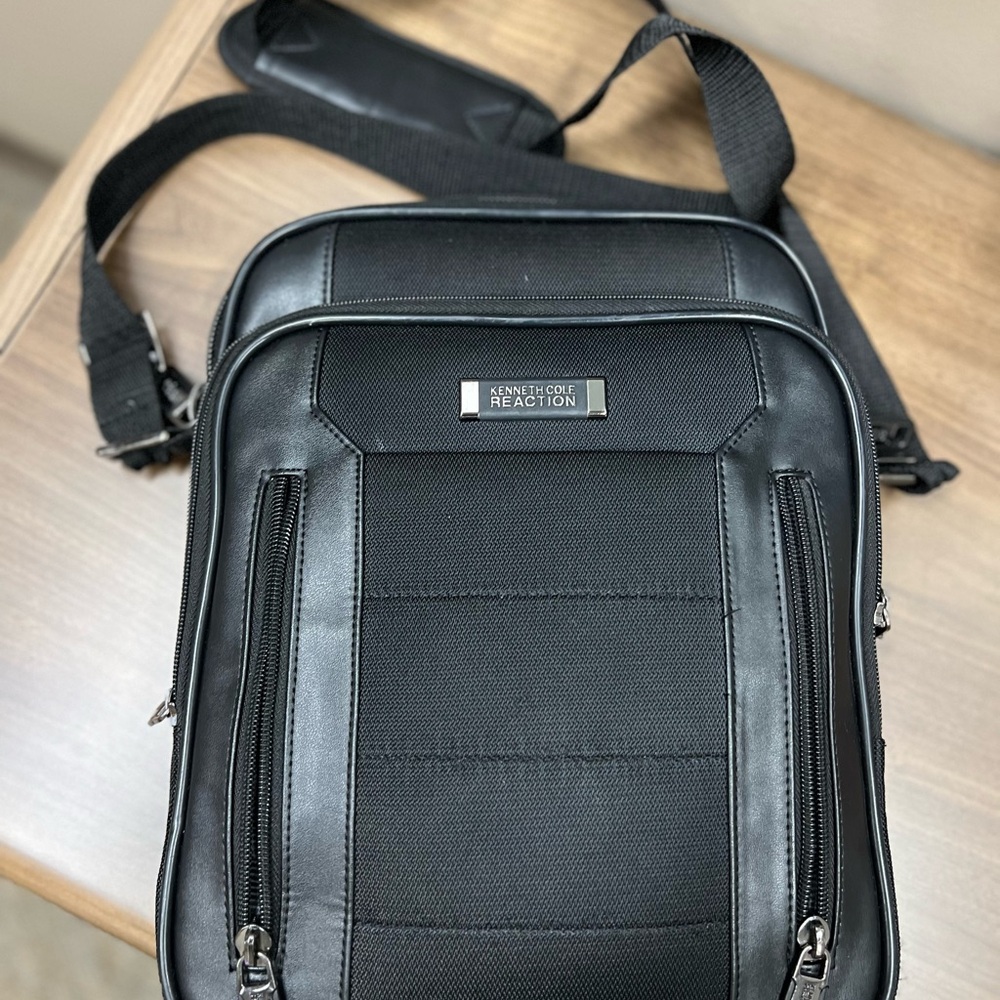 Kenneth Cole Reaction Sleek Black Messenger Bag